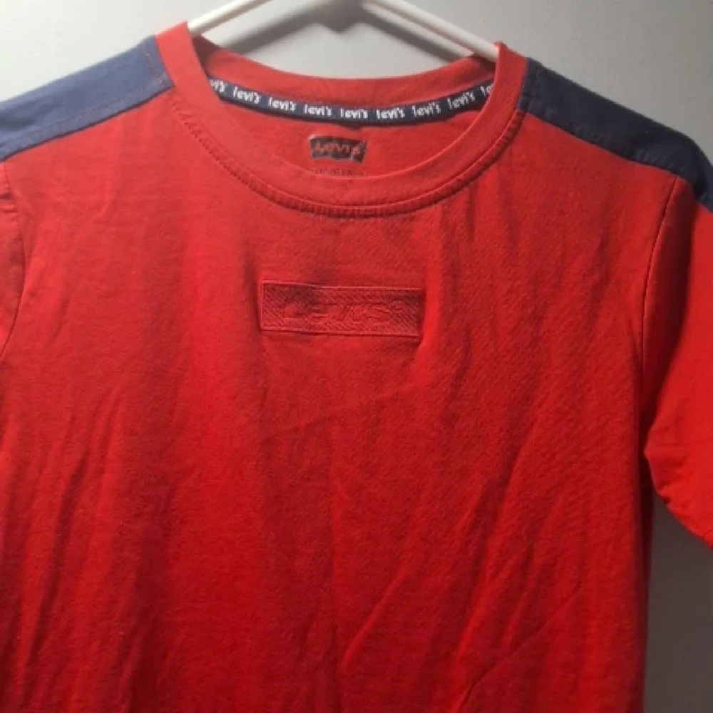 Levi's Red and Navy Short Sleeve‎ Tee. CAJA # 2 A
